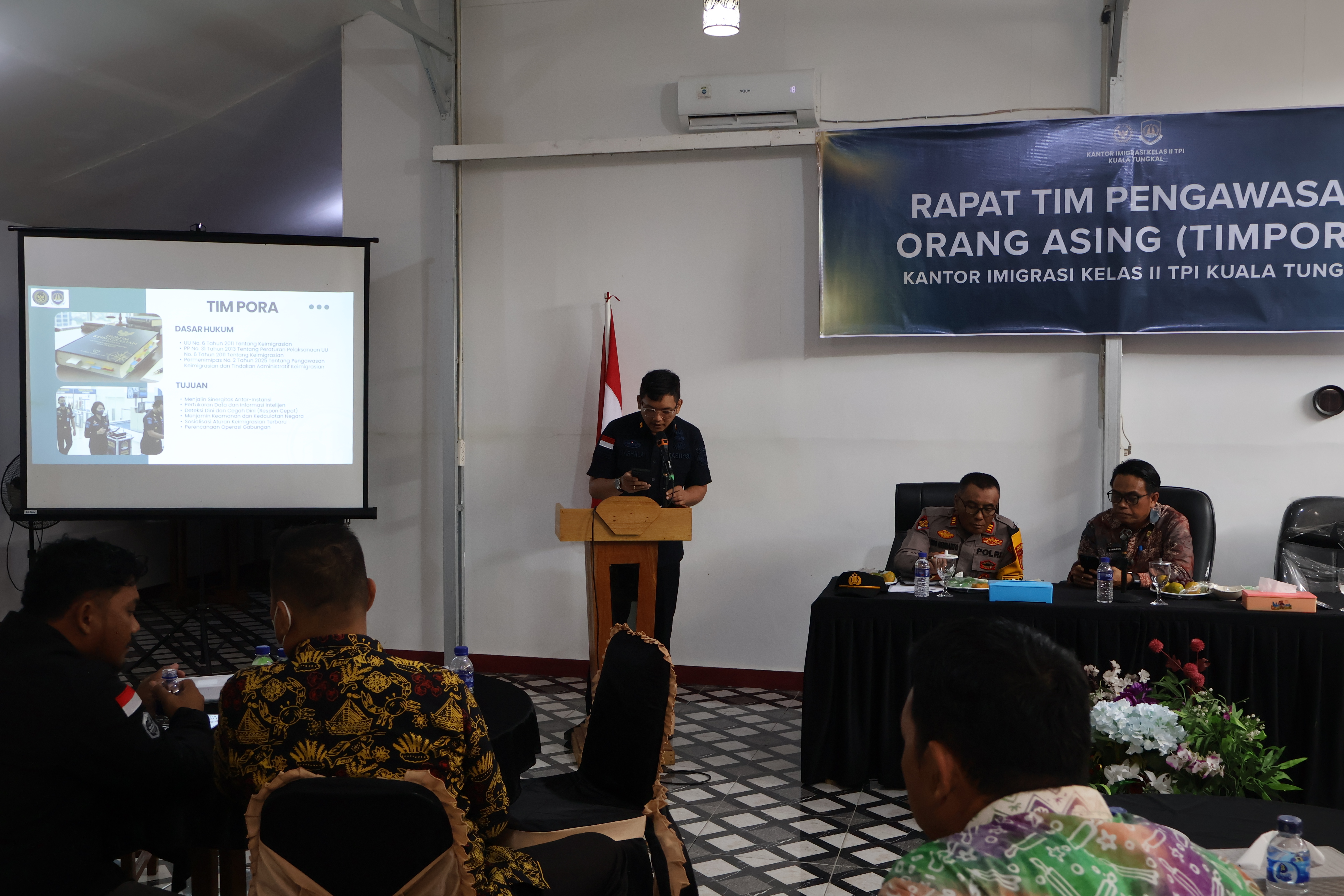 Imigrasi Kuala Tungkal Perkuat Pengawasan Orang Asing Melalui Rapat TIMPORA di Muara Sabak Timur