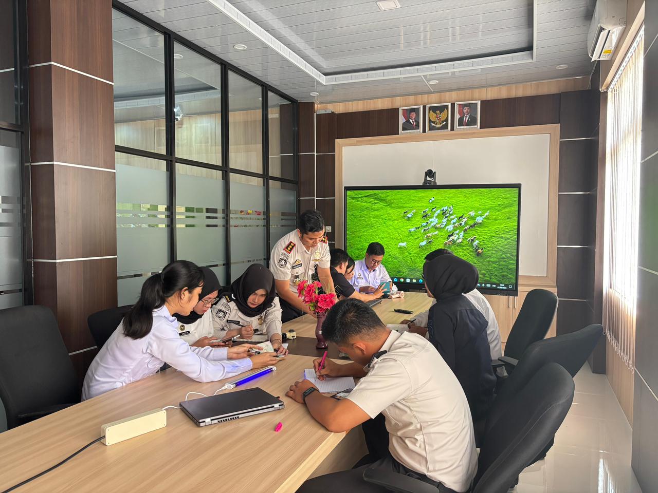 Asah Kemampuan Deteksi Dokumen, CPNS Imigrasi Kuala Tungkal Ikuti In House Training Pemeriksaan Paspor dan Security Feature